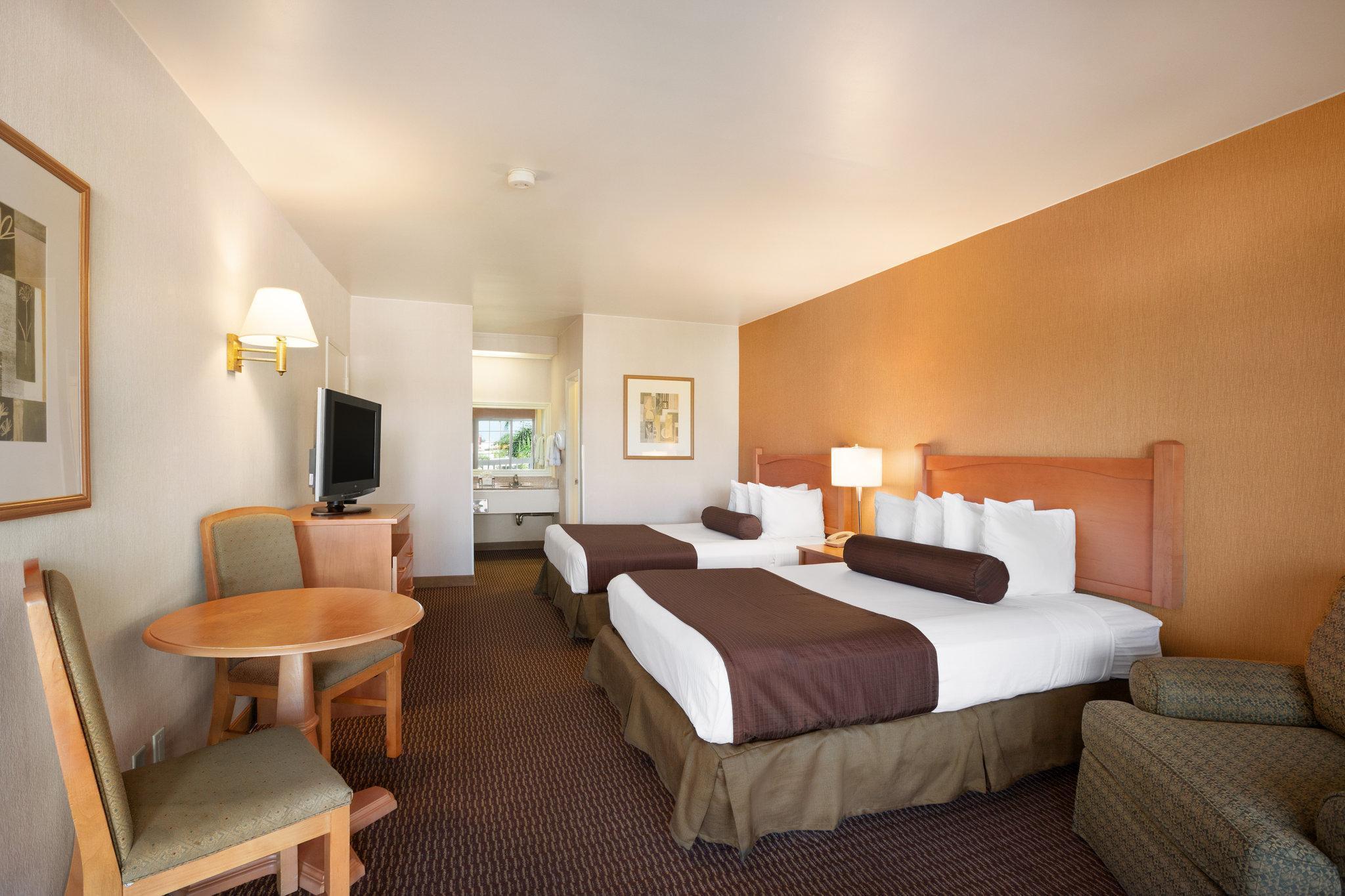 Ramada By Wyndham Costa Mesa/Newport Beach מראה חיצוני תמונה