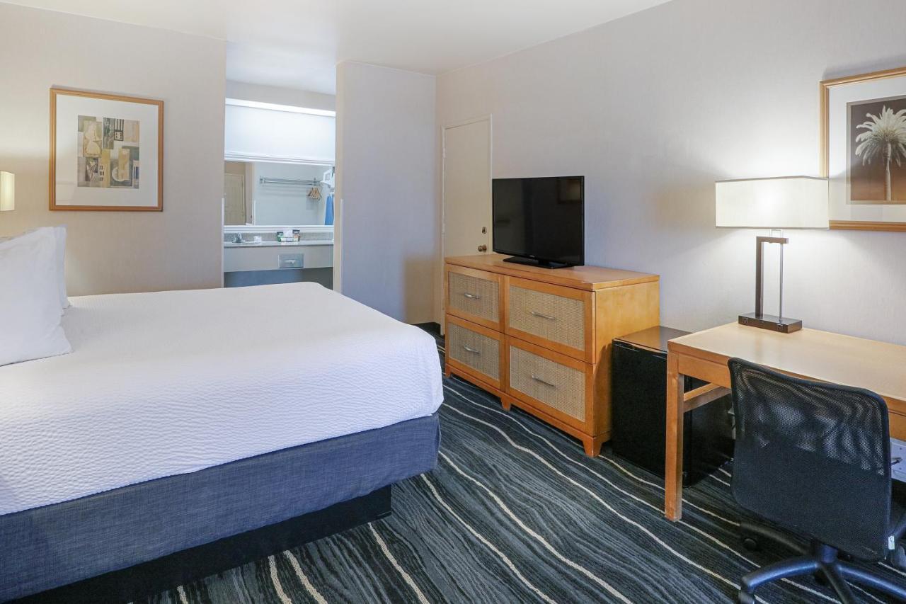 Ramada By Wyndham Costa Mesa/Newport Beach מראה חיצוני תמונה