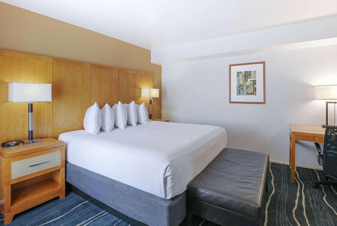Ramada By Wyndham Costa Mesa/Newport Beach מראה חיצוני תמונה