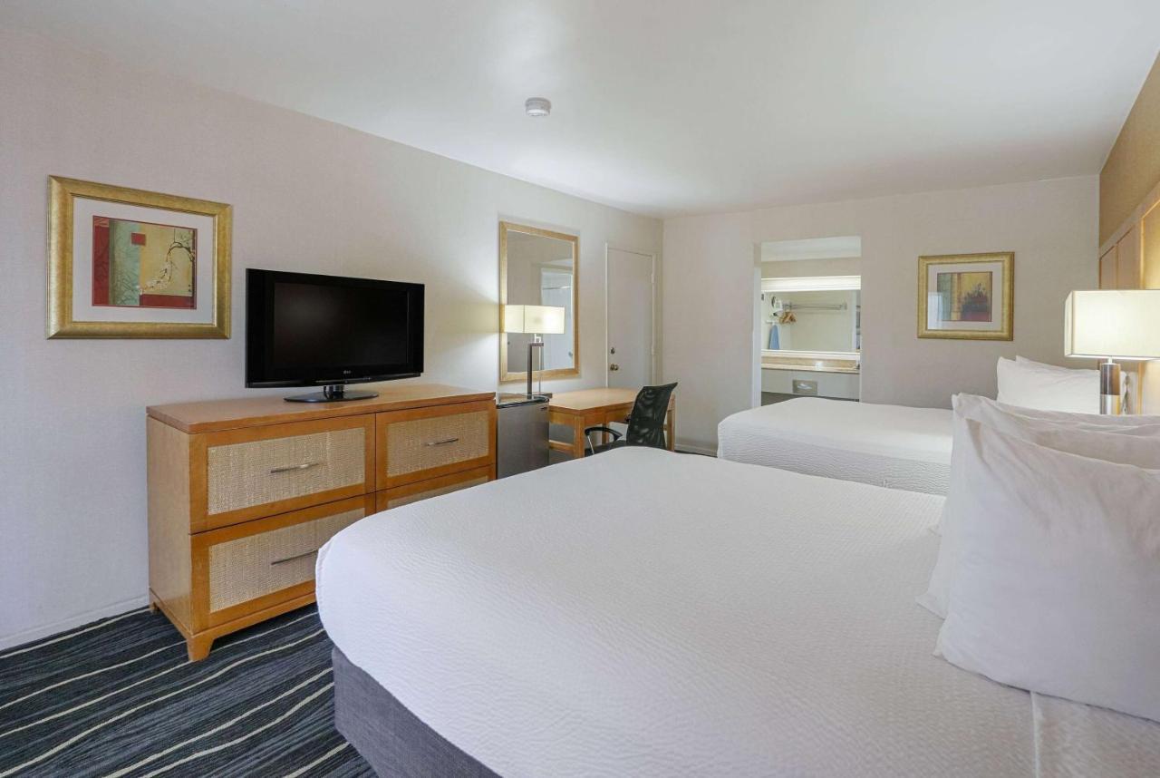 Ramada By Wyndham Costa Mesa/Newport Beach מראה חיצוני תמונה
