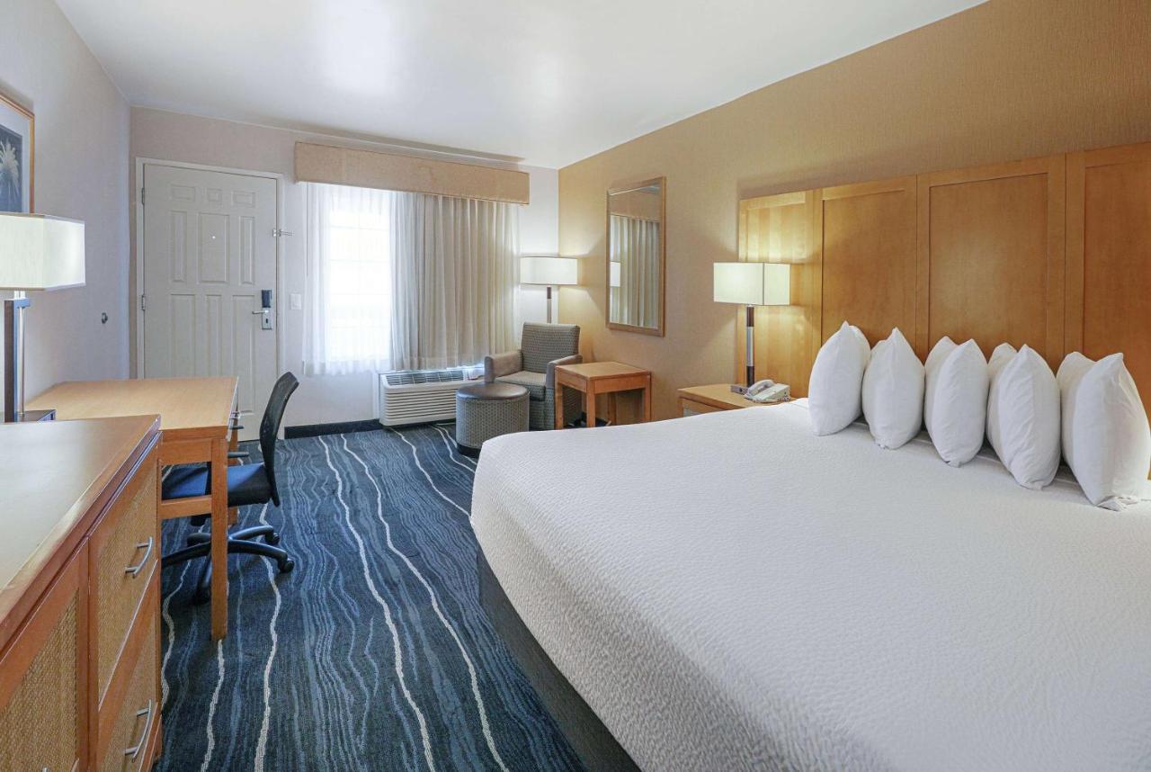 Ramada By Wyndham Costa Mesa/Newport Beach מראה חיצוני תמונה