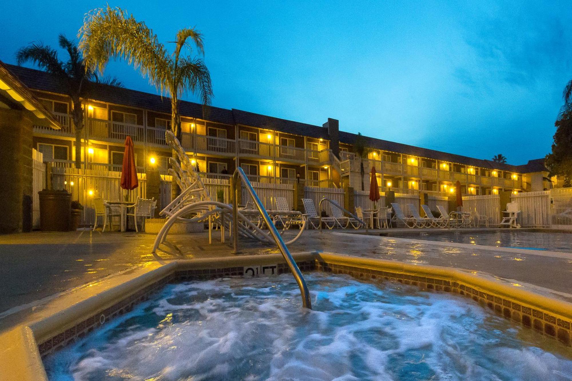 Ramada By Wyndham Costa Mesa/Newport Beach מראה חיצוני תמונה