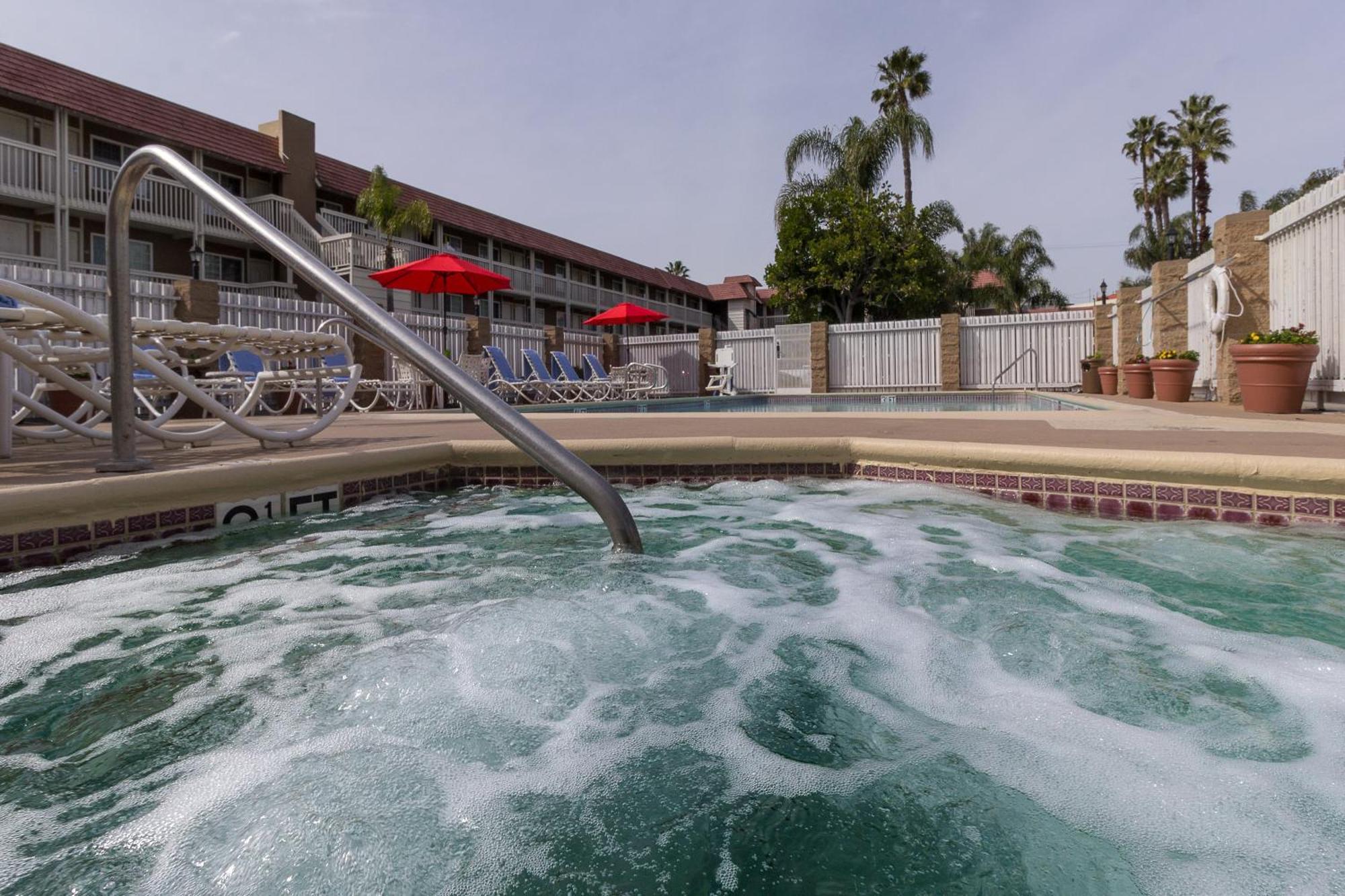 Ramada By Wyndham Costa Mesa/Newport Beach מראה חיצוני תמונה