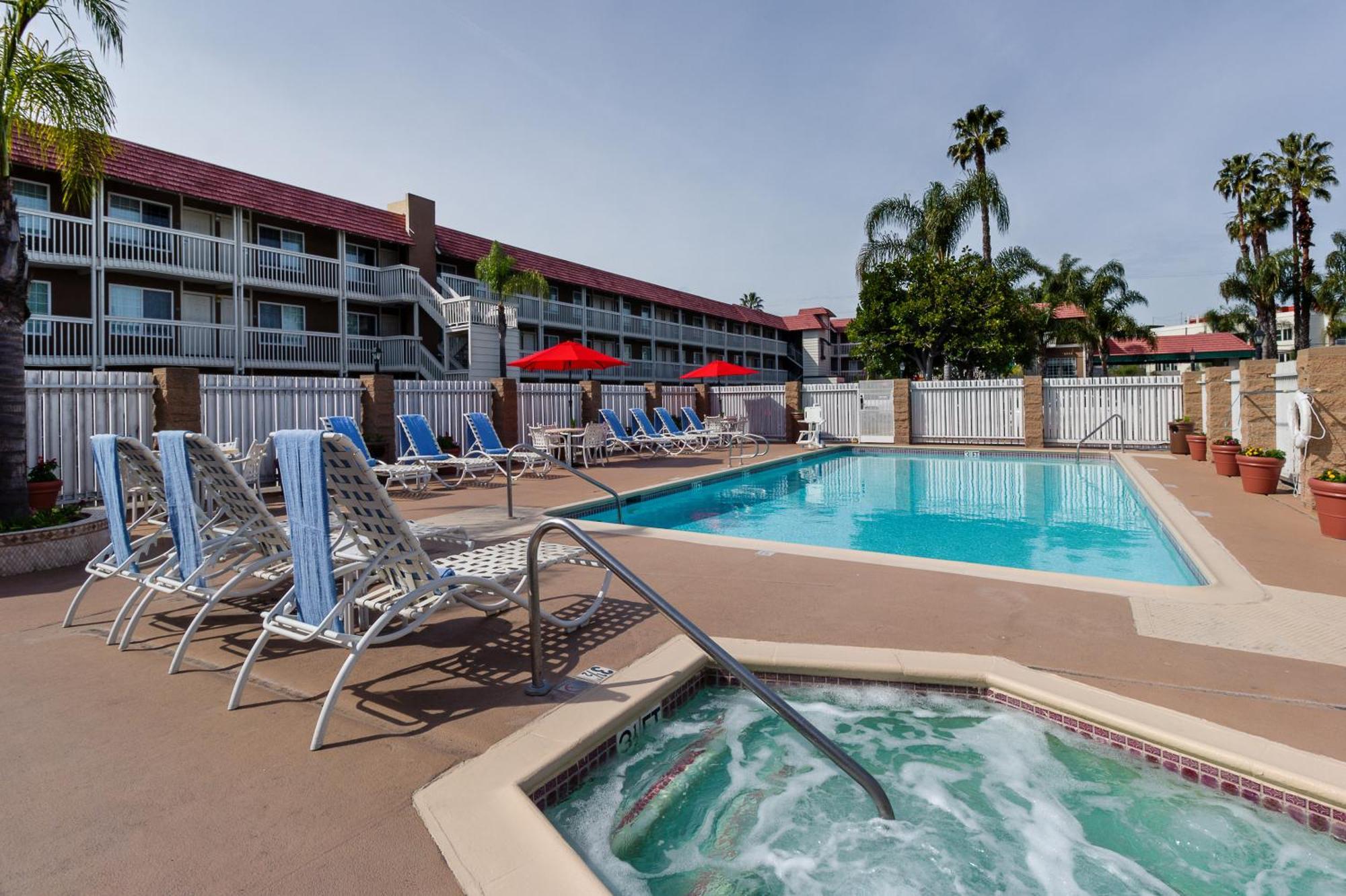 Ramada By Wyndham Costa Mesa/Newport Beach מראה חיצוני תמונה