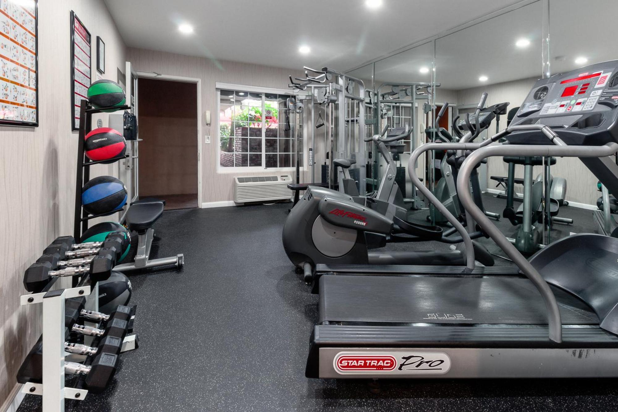 Ramada By Wyndham Costa Mesa/Newport Beach מראה חיצוני תמונה