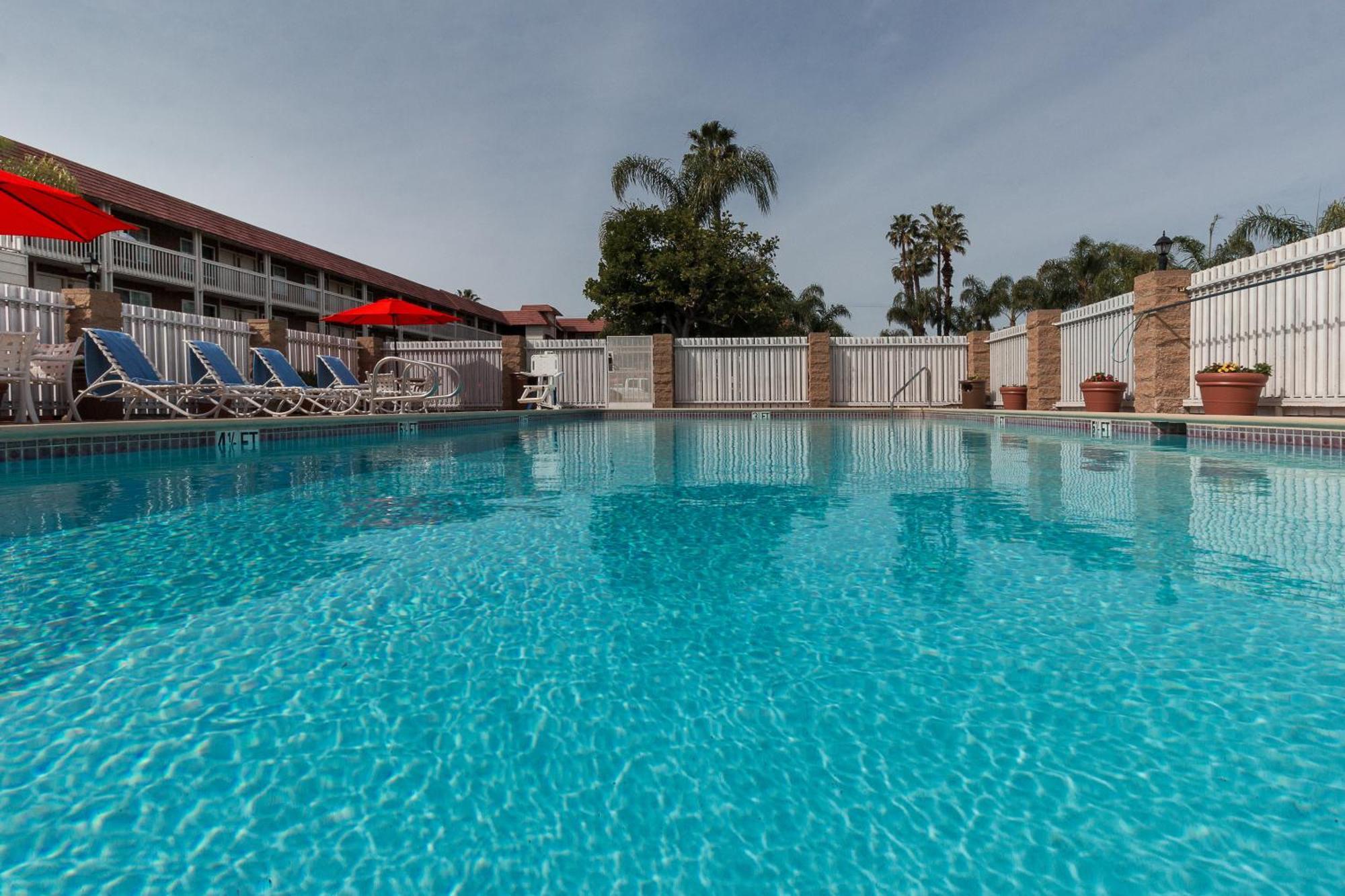 Ramada By Wyndham Costa Mesa/Newport Beach מראה חיצוני תמונה