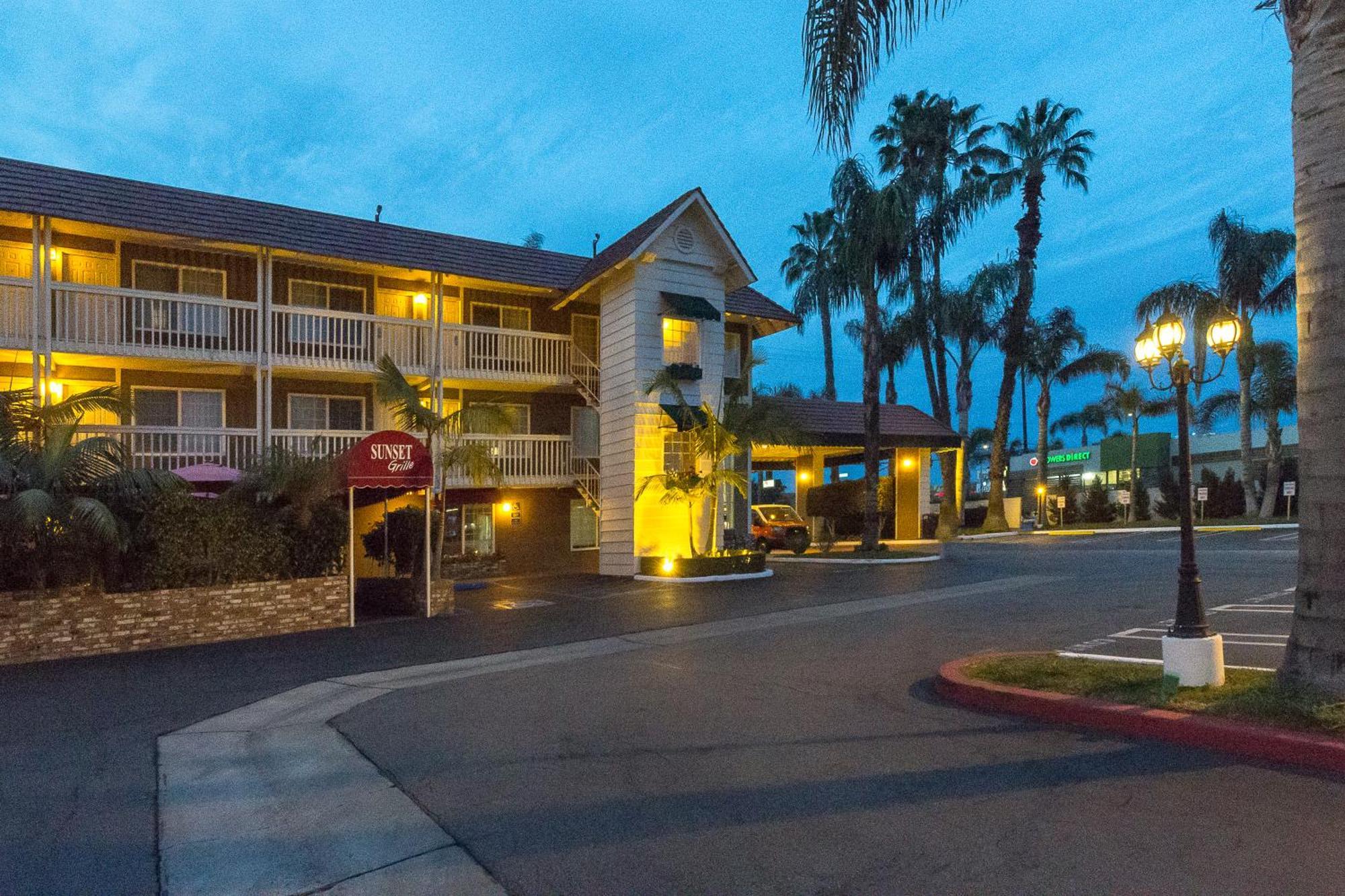 Ramada By Wyndham Costa Mesa/Newport Beach מראה חיצוני תמונה
